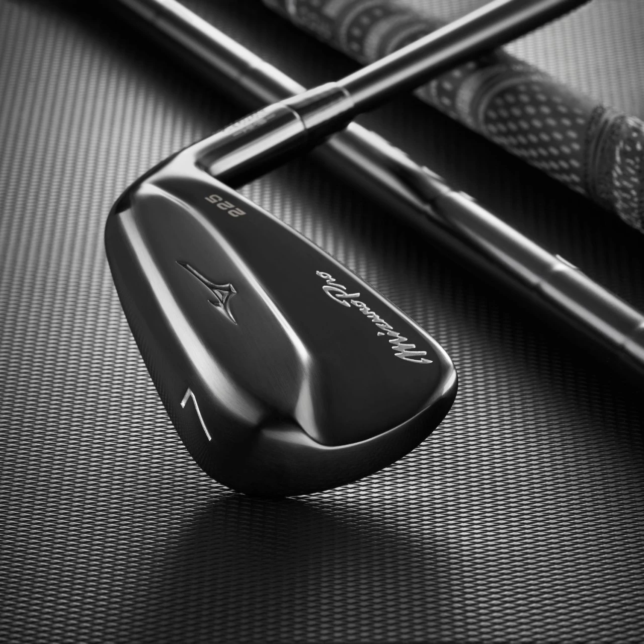 Mizuno Pro 225 Black Limited Edition Eisensatz 4 Mizuno Pro 225 Black Limited Edition Eisensatz – Bild 2